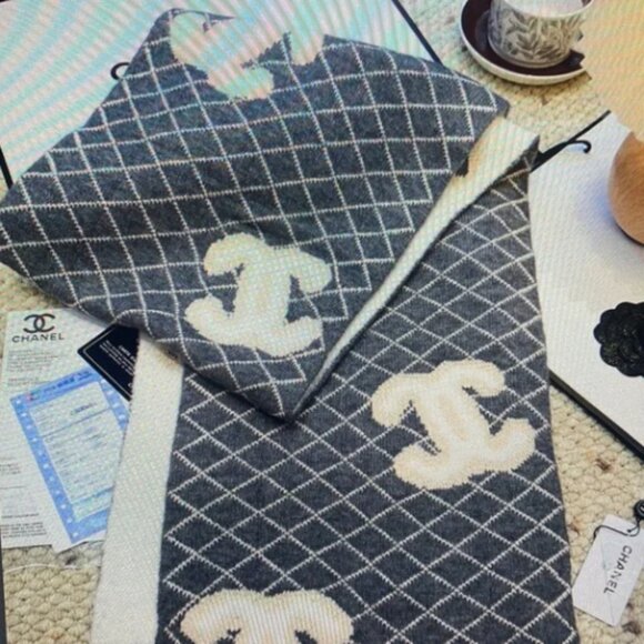 Chanel Diamond-Patterned Cashmere Scarf - Picture 5 of 7